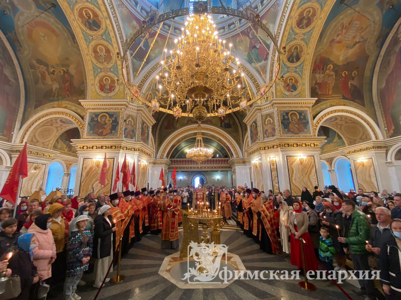 В Уфе встретили Благодатный огонь с Гроба Господня: фото 1